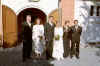 Hochzeitspaar vor der Pilgramsreuther Kirche  (20329 Byte)