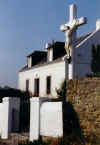 Haus mit Kruzifix auf der Belle-Ile