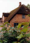 Typisches nordfriesisches Haus mit Reetdach