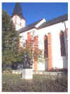 Pilgramsreuther Kirche mit Denkmal
